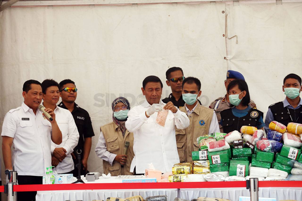 Polri dan BNN Musnahkan...