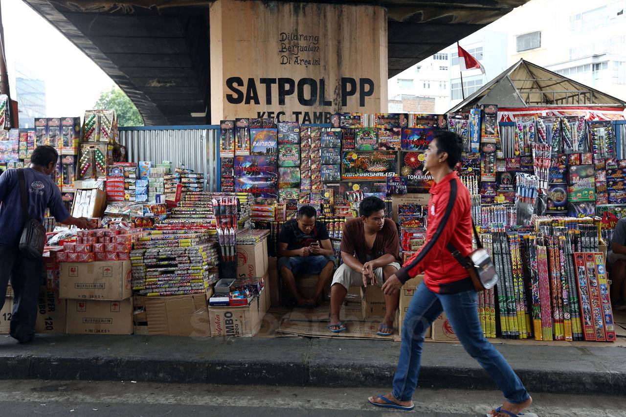 Berburu Kembang Api...