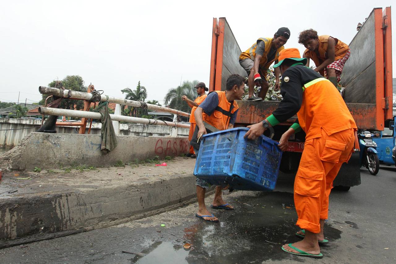 Bersih-Bersih Sampah...
