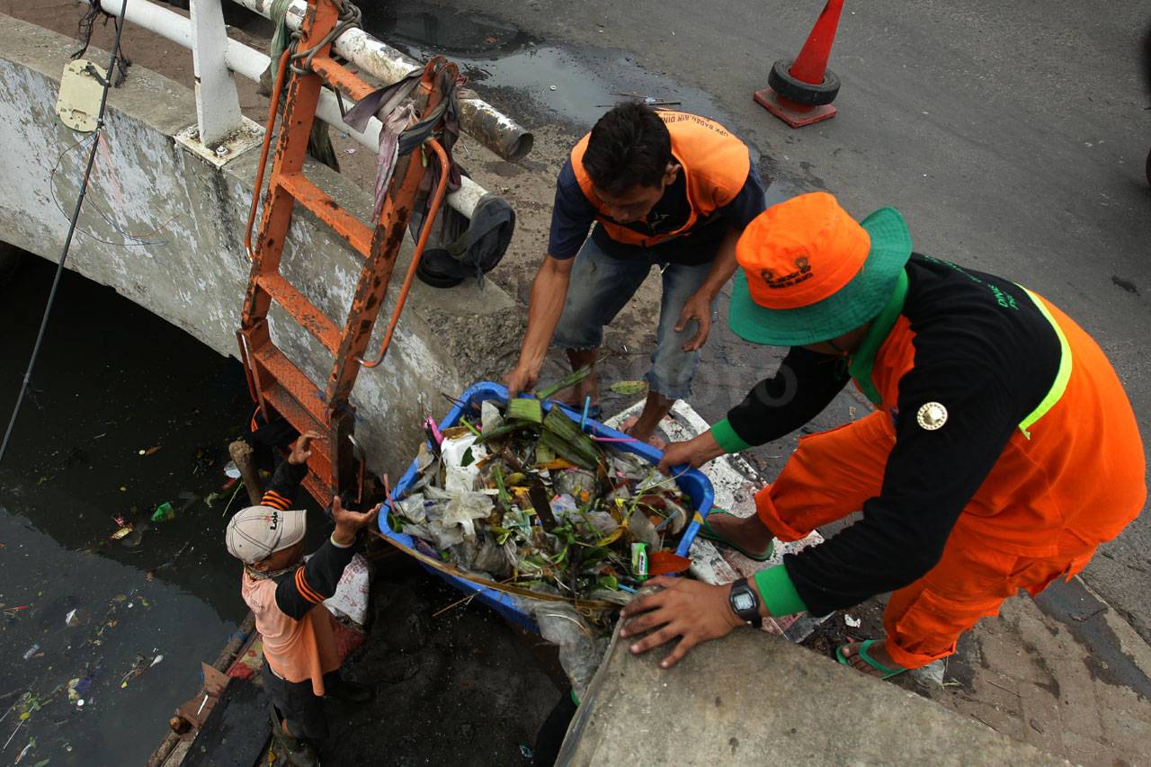 Bersih-Bersih Sampah...