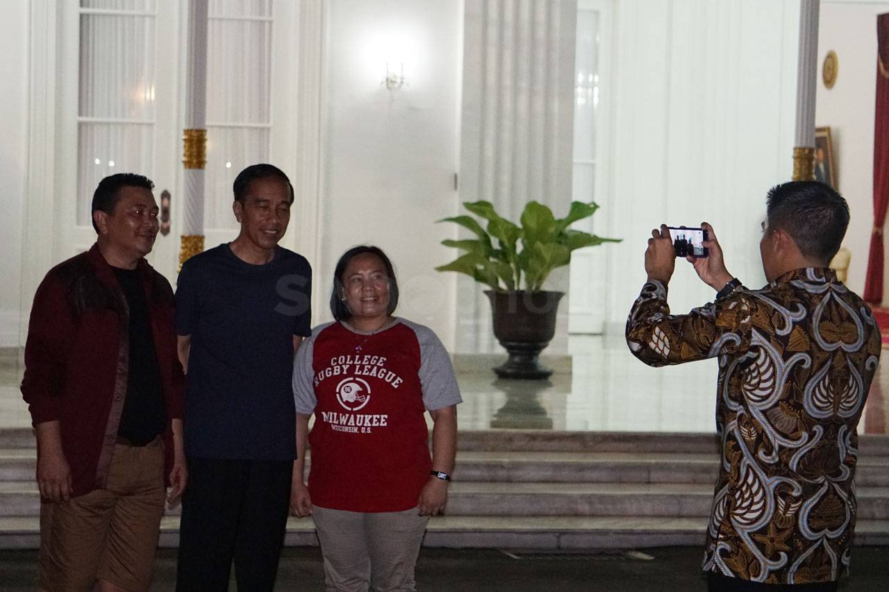 Presiden Jokowi Menikmati...