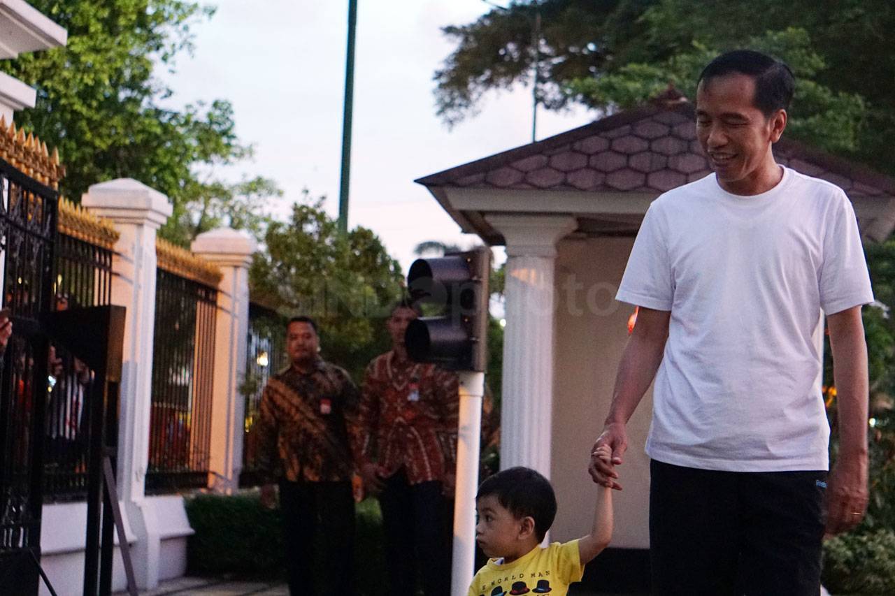 Presiden Jokowi Menikmati...