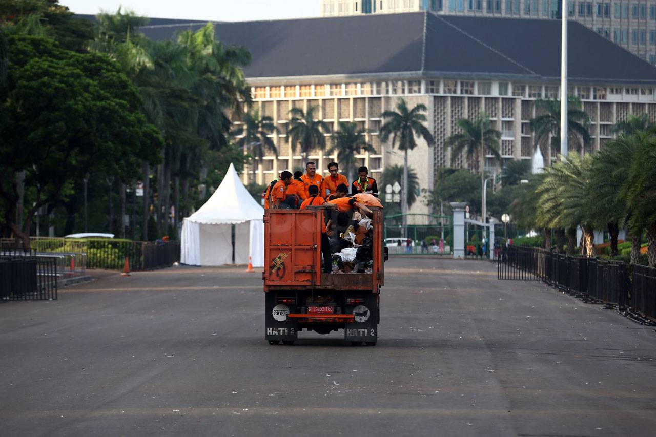 Bersih-Bersih Sampah...