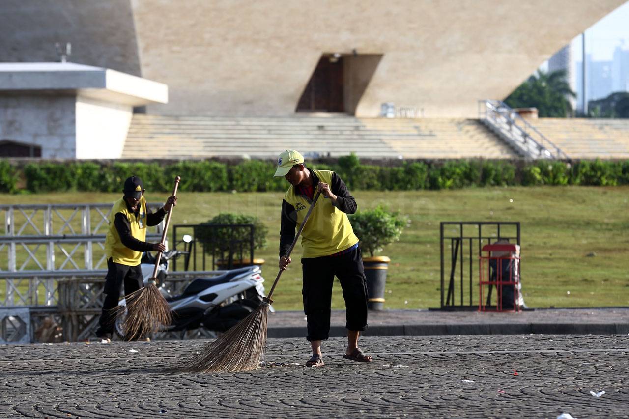 Bersih-Bersih Sampah...