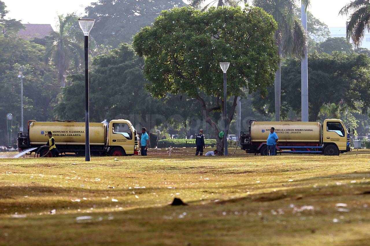 Bersih-Bersih Sampah...