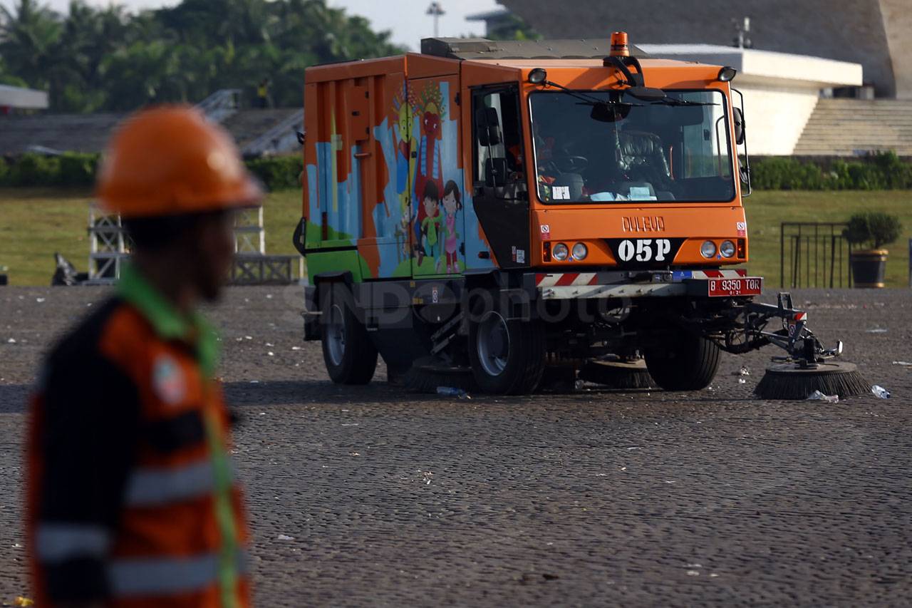 Bersih-Bersih Sampah...
