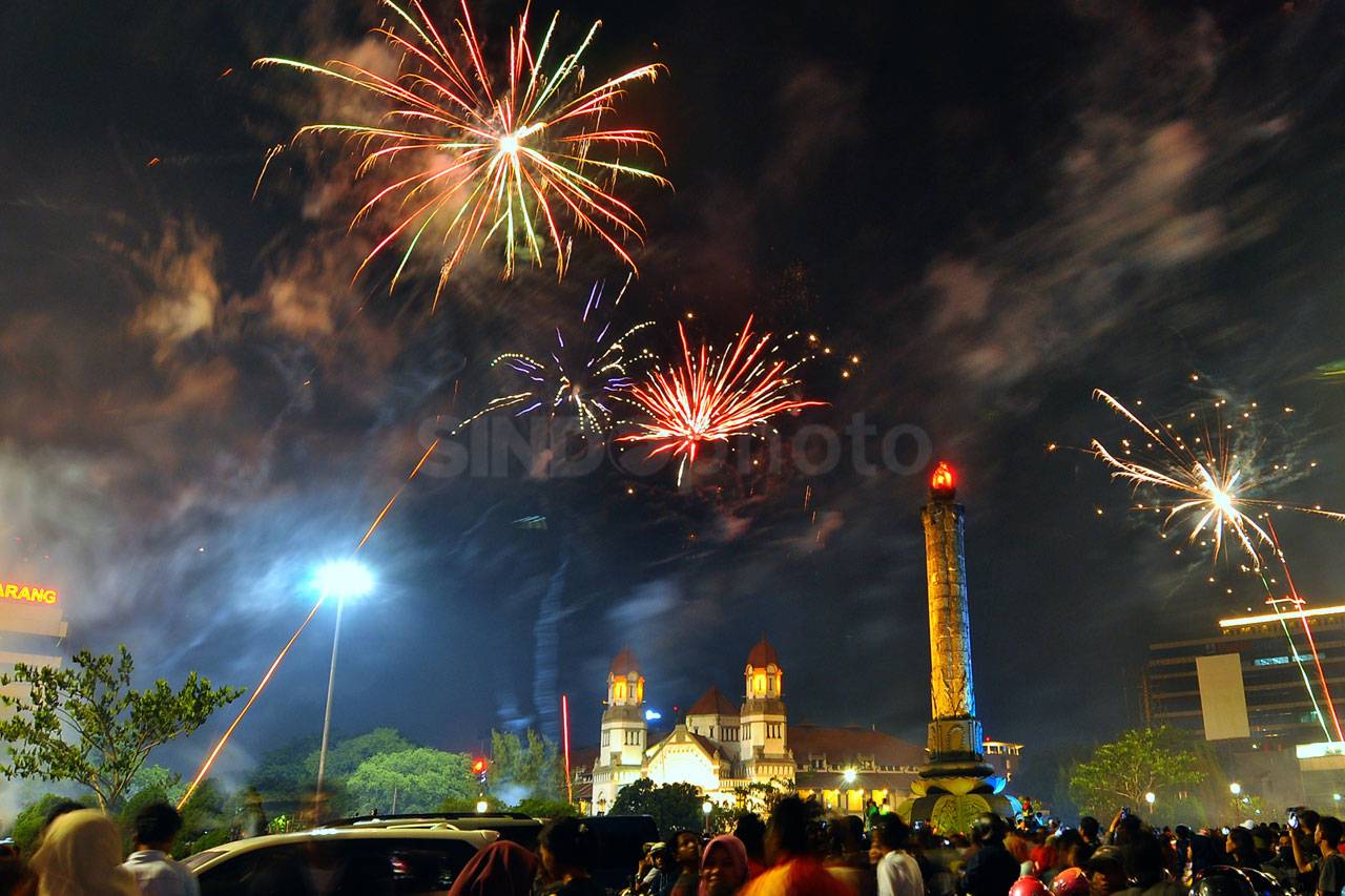 Pesta Kembang Api di...
