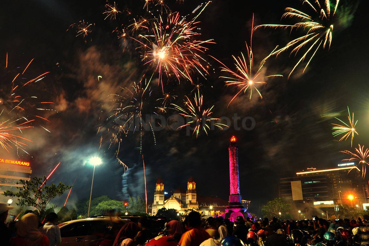 Pesta Kembang Api di...