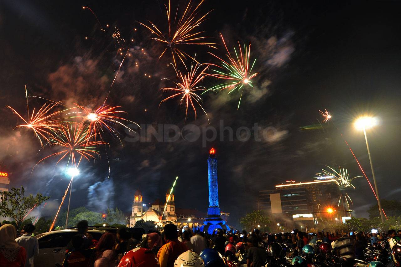 Pesta Kembang Api di...