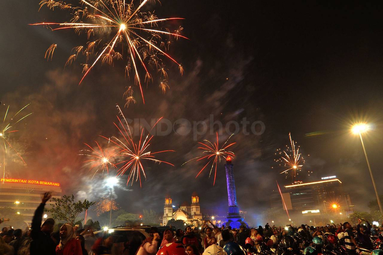 Pesta Kembang Api di...