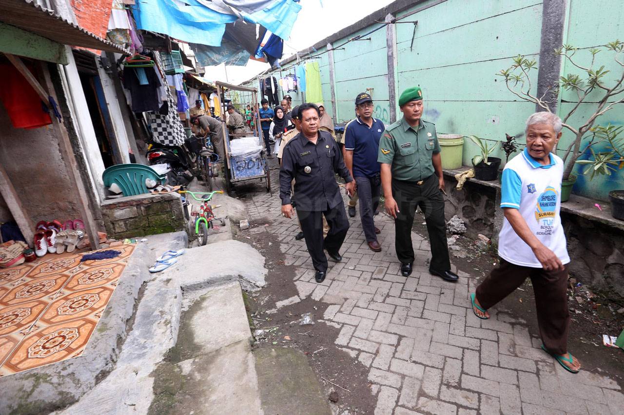 Pemkot Surabaya Gelar...