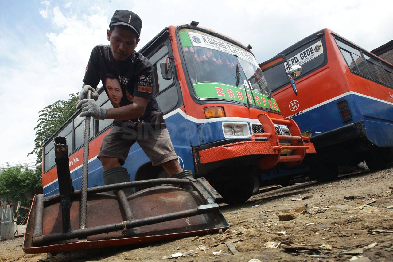 Pemotongan Bangkai Metromini...