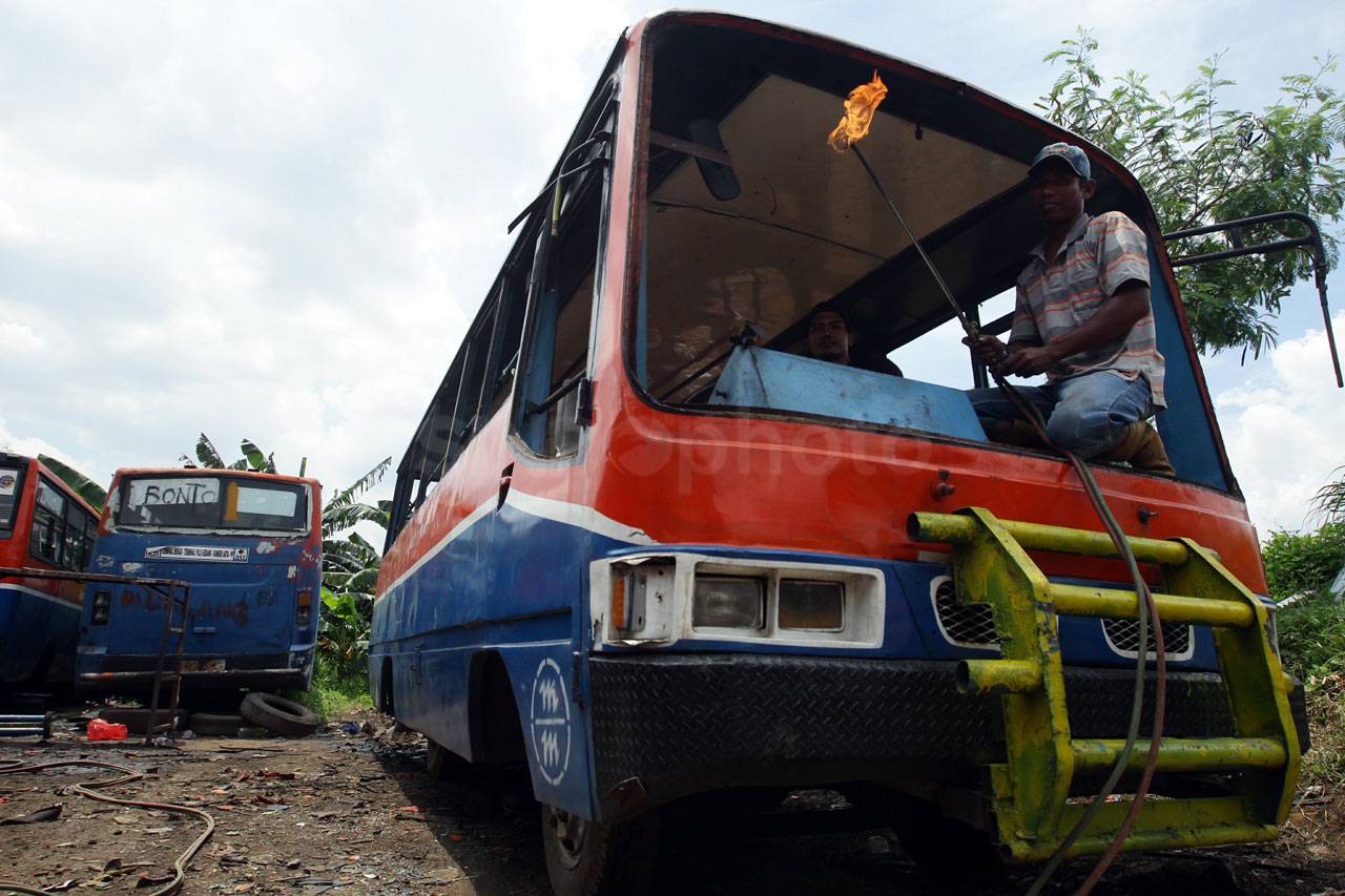 Pemotongan Bangkai Metromini...