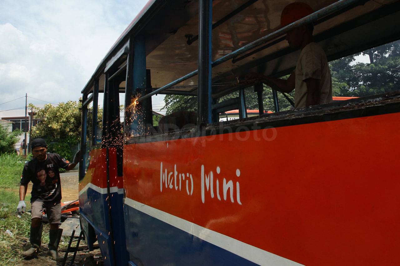 Pemotongan Bangkai Metromini...