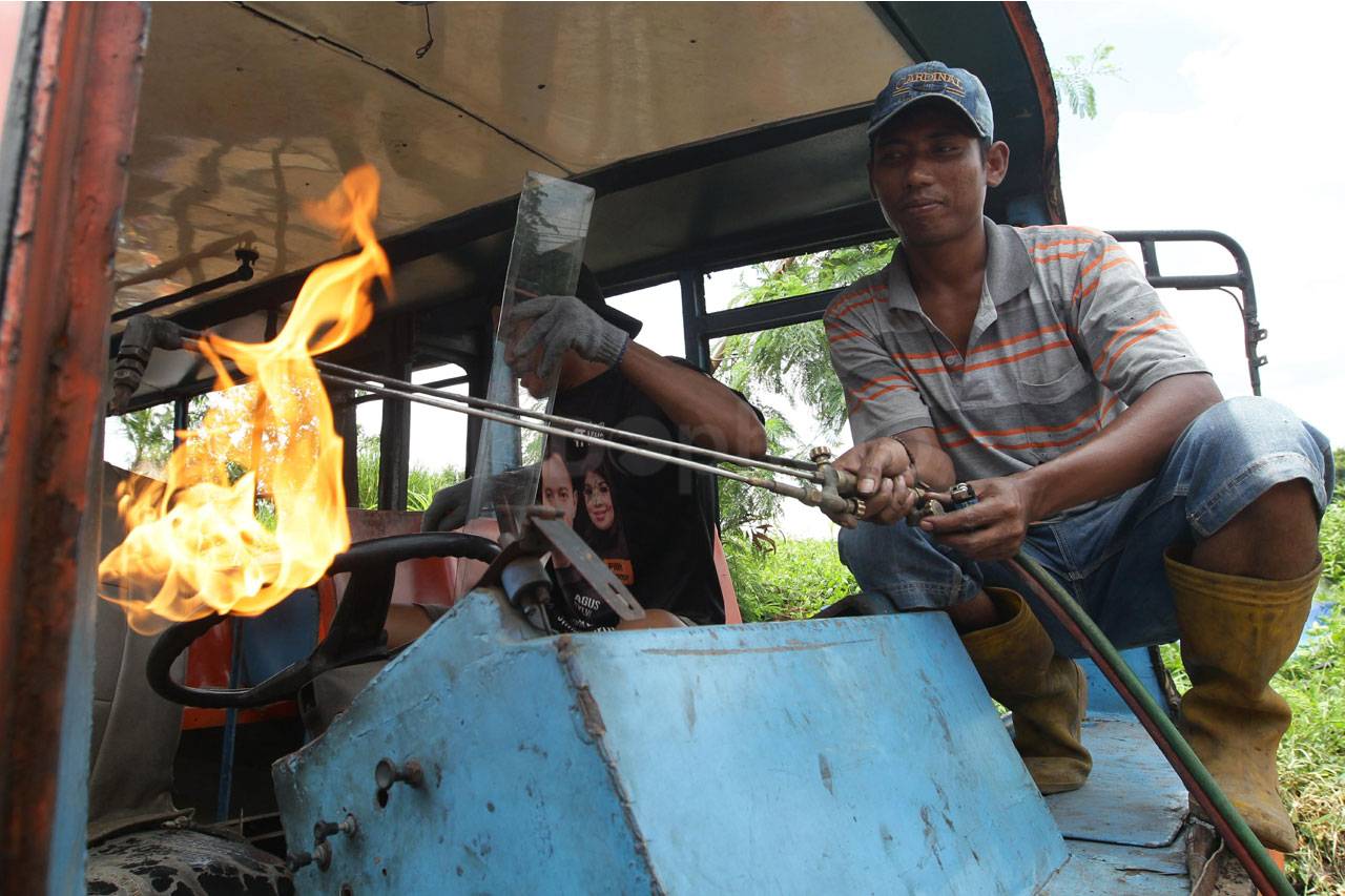 Pemotongan Bangkai Metromini...