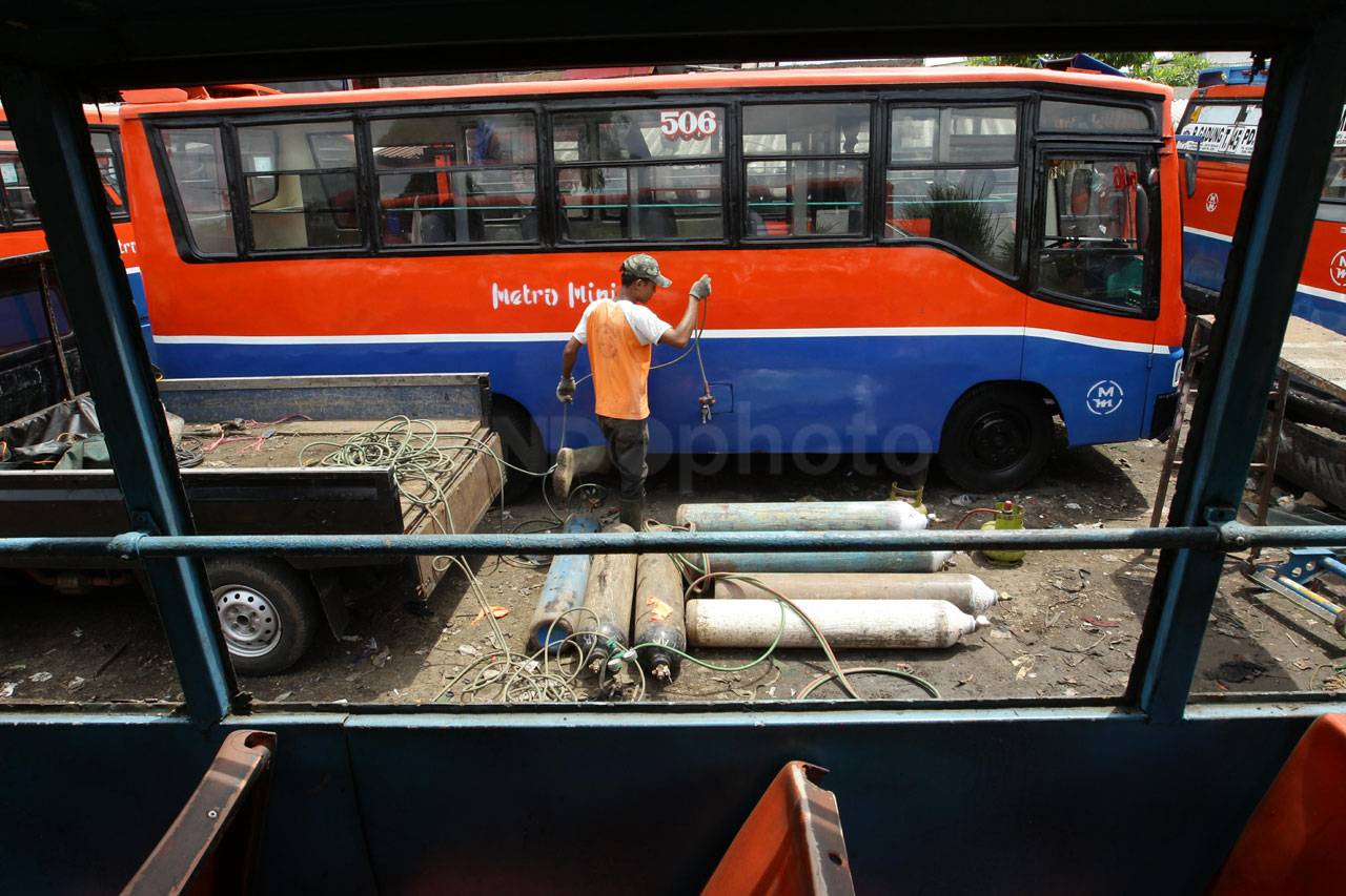 Pemotongan Bangkai Metromini...
