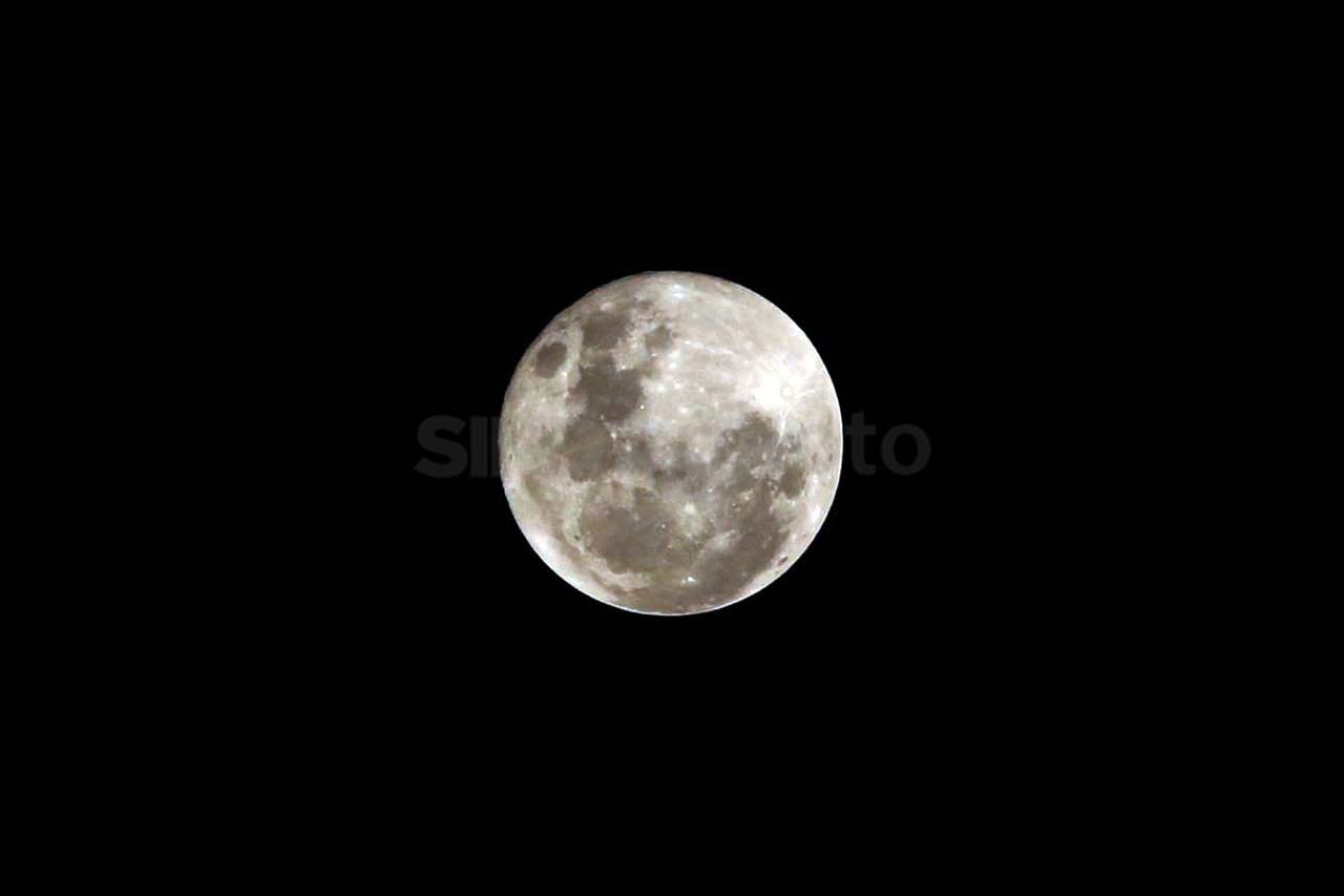 Melihat Keindahan Supermoon...