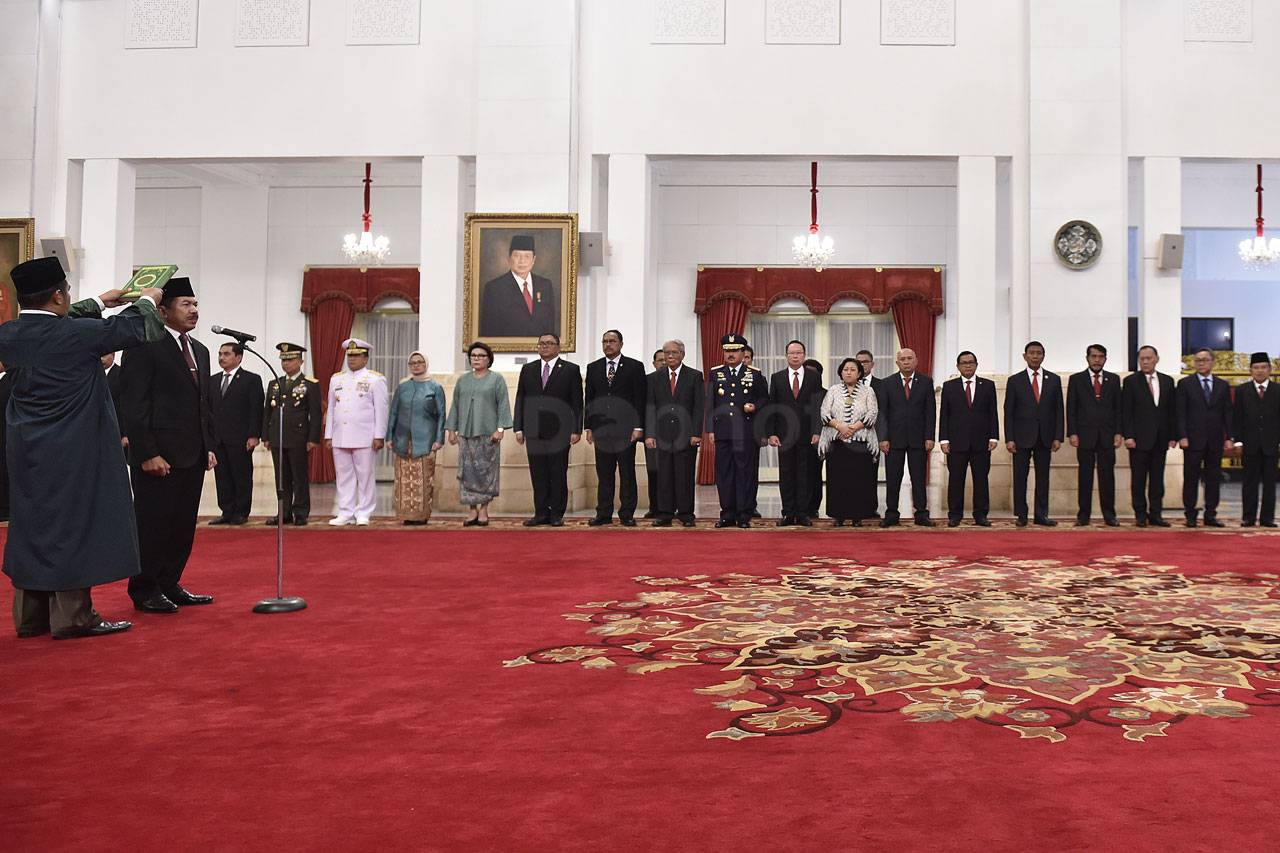 Presiden Jokowi Lantik...