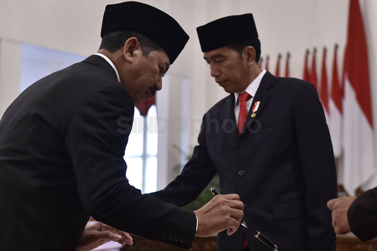 Presiden Jokowi Lantik...