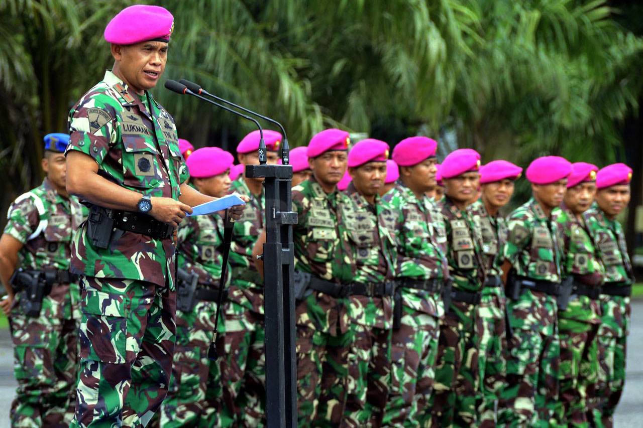 Prajurit Marinir Satgas...