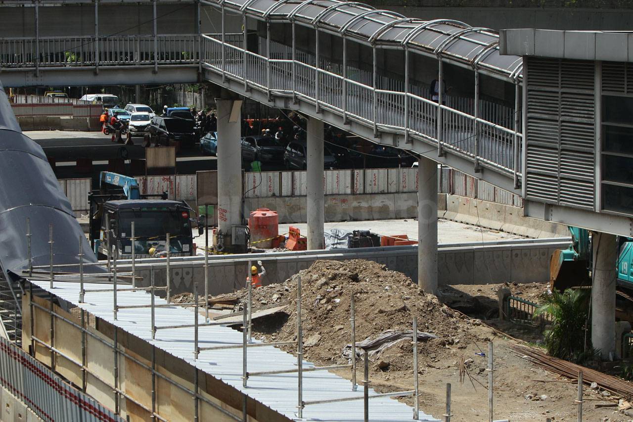 Pembangunan JPO LRT...