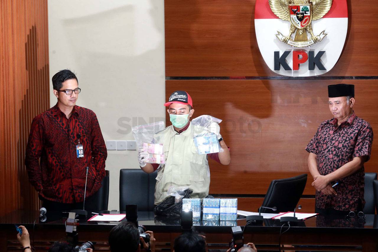 KPK Amankan Uang Suap...