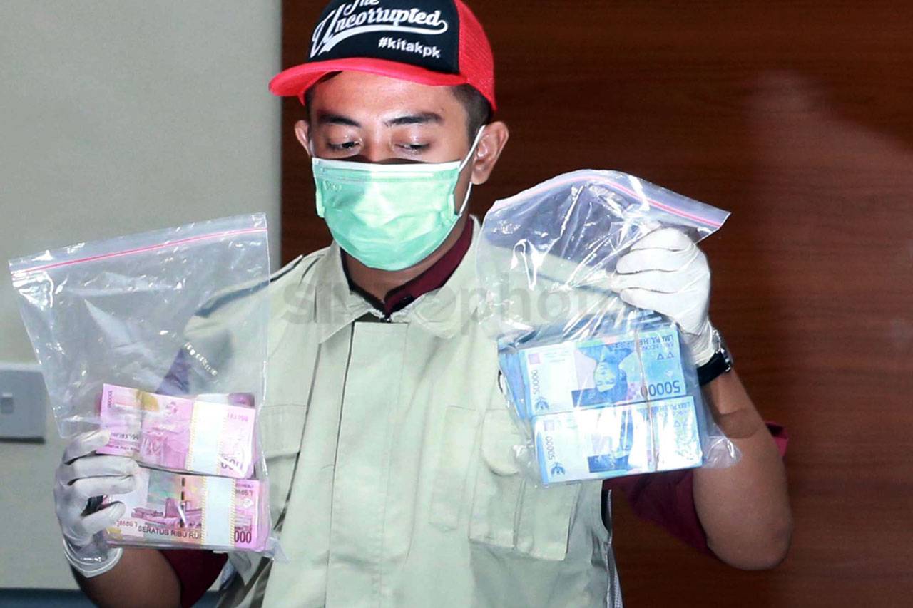 KPK Amankan Uang Suap...