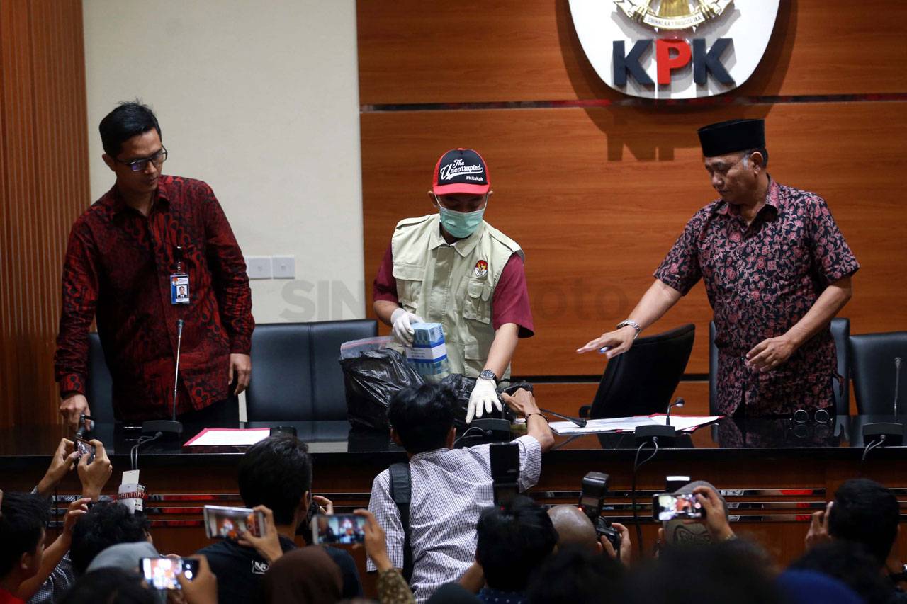 KPK Amankan Uang Suap...