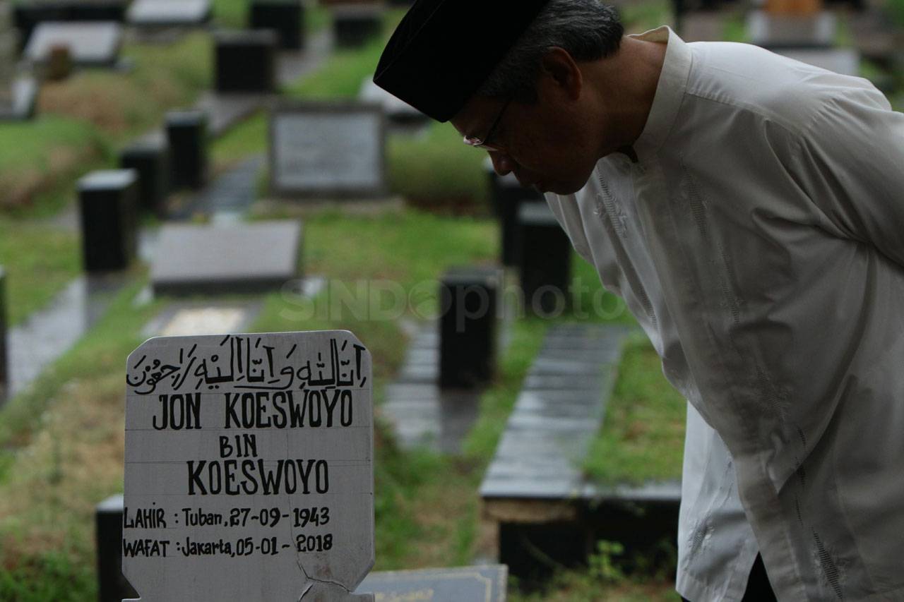 Yon Koeswoyo Dimakamkan...