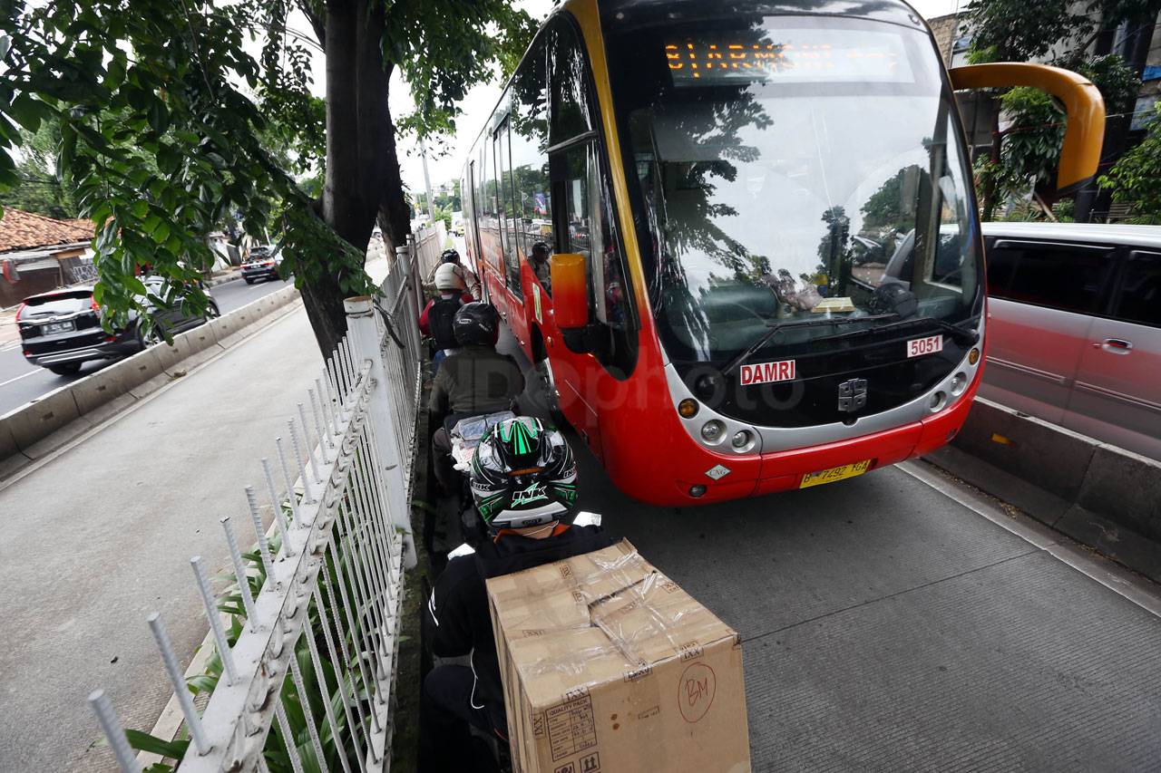 Tak Ingin Ditilang,...