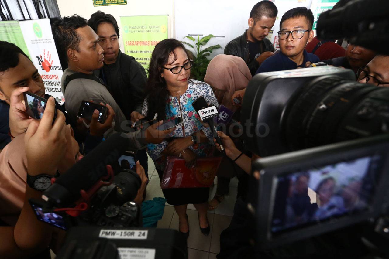 Pengacara Lengkapi Berkas...
