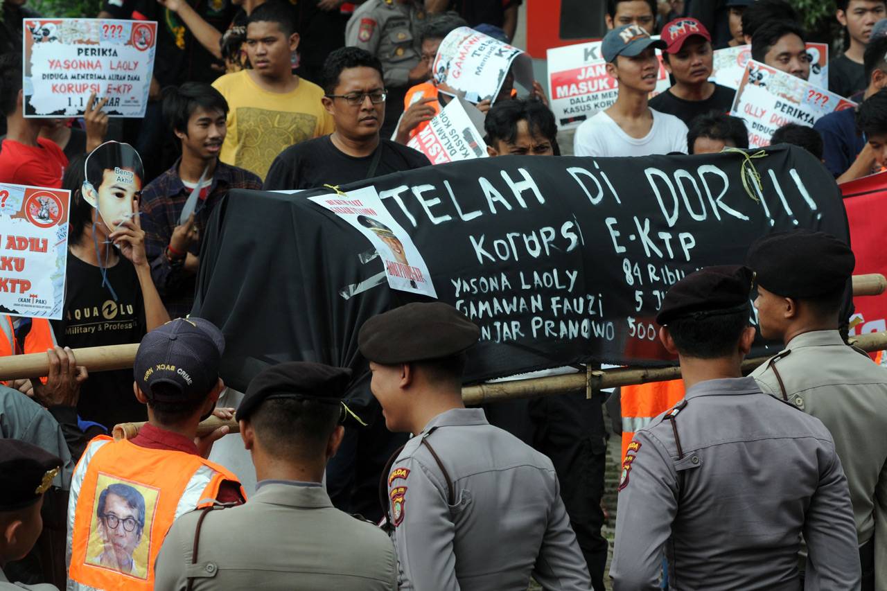 Unjuk Rasa Desak KPK...