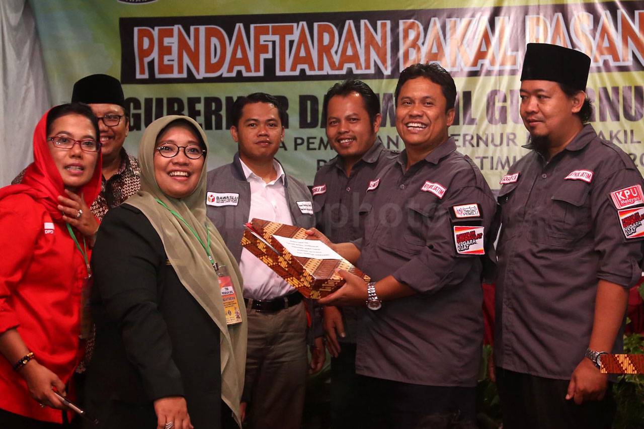 Pasangan Gus Ipul-Puti...