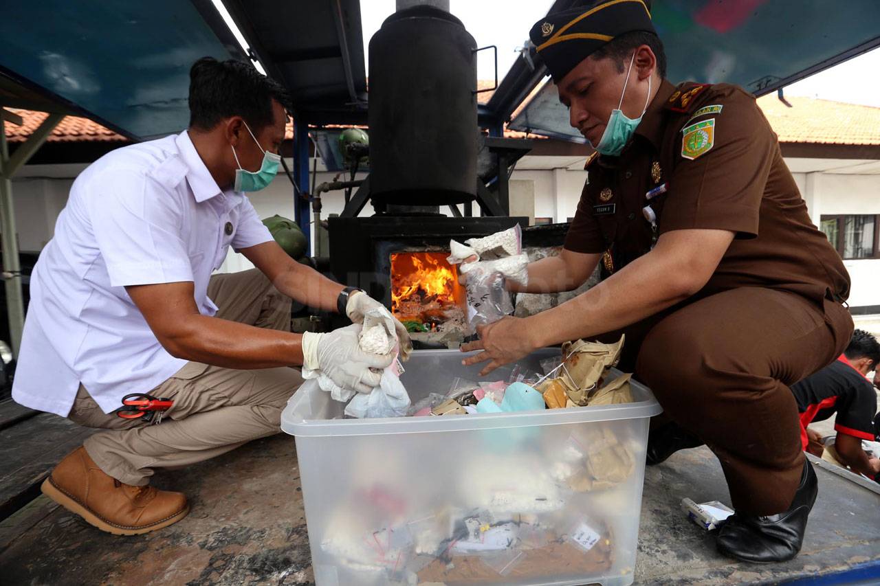 Kejari Surabaya Musnahkan...