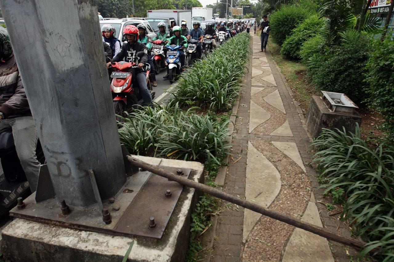 Berebut Pedestrian di...