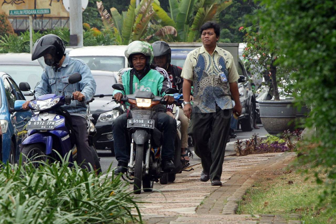 Berebut Pedestrian di...