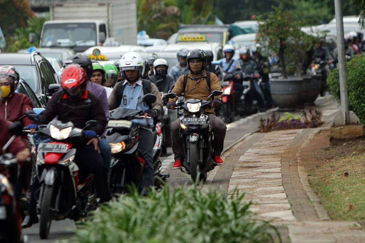Berebut Pedestrian di...