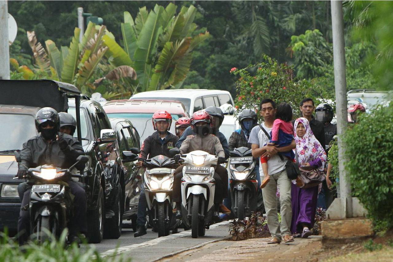 Berebut Pedestrian di...