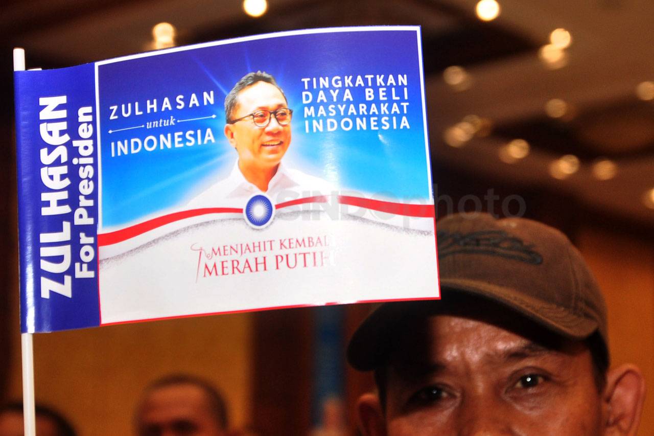 Zulkifli Hasan Hadiri...