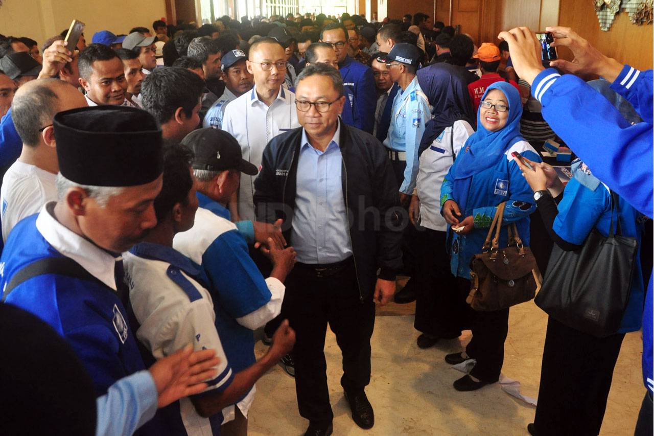 Zulkifli Hasan Hadiri...