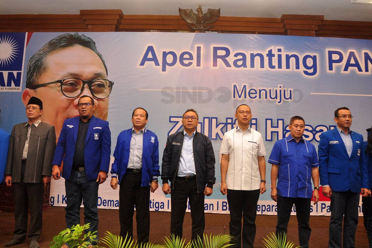 Zulkifli Hasan Hadiri...