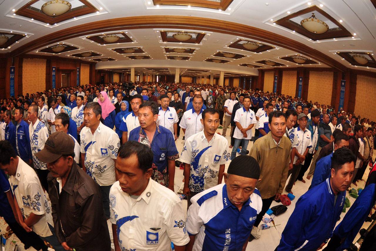 Zulkifli Hasan Hadiri...
