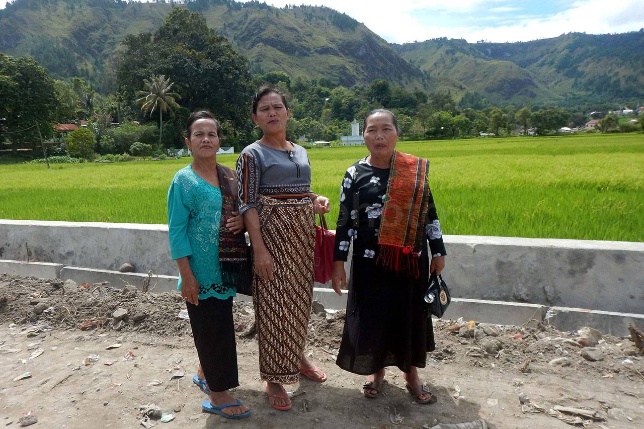 Ulos Tradisional di...