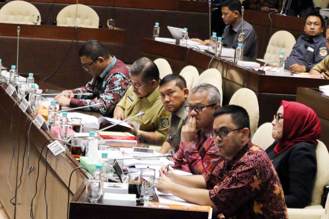 Rapat dengan DPR, KPU...