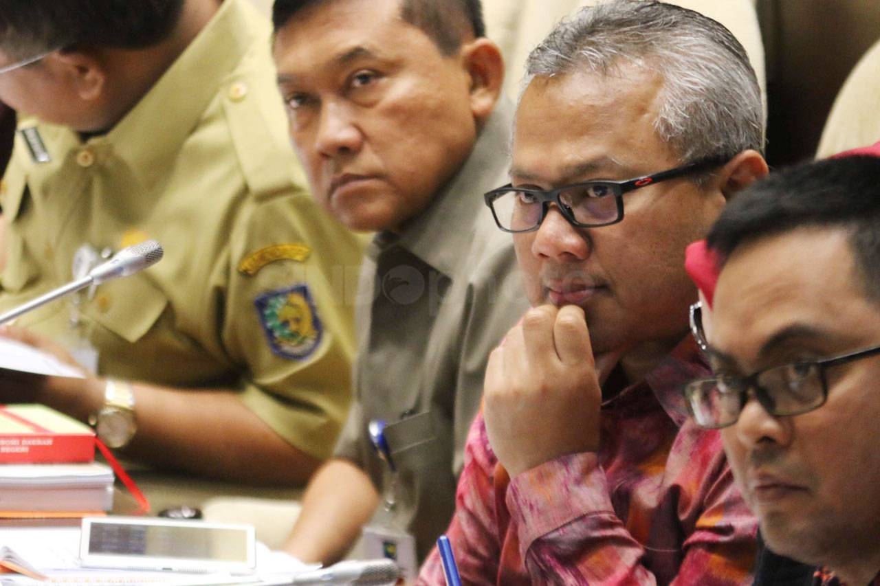 Rapat dengan DPR, KPU...