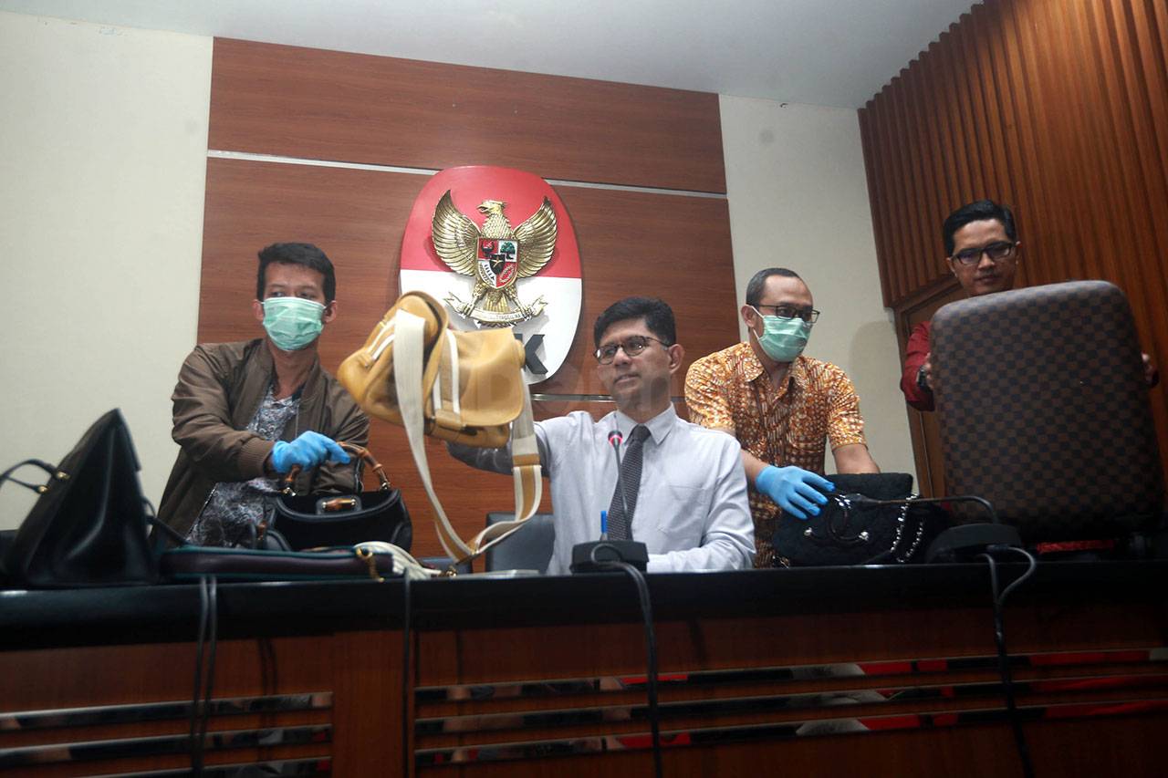 KPK Tunjukkan Tas Mewah...