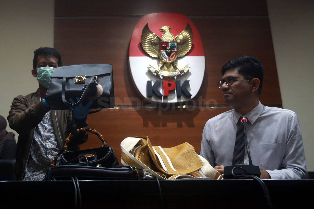 KPK Tunjukkan Tas Mewah...