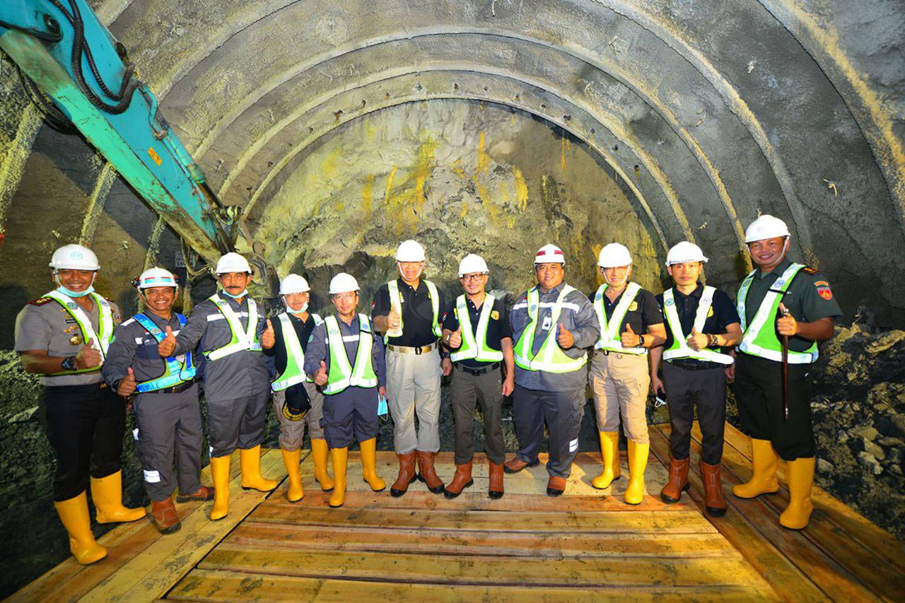 Menaker Tinjau Proyek...