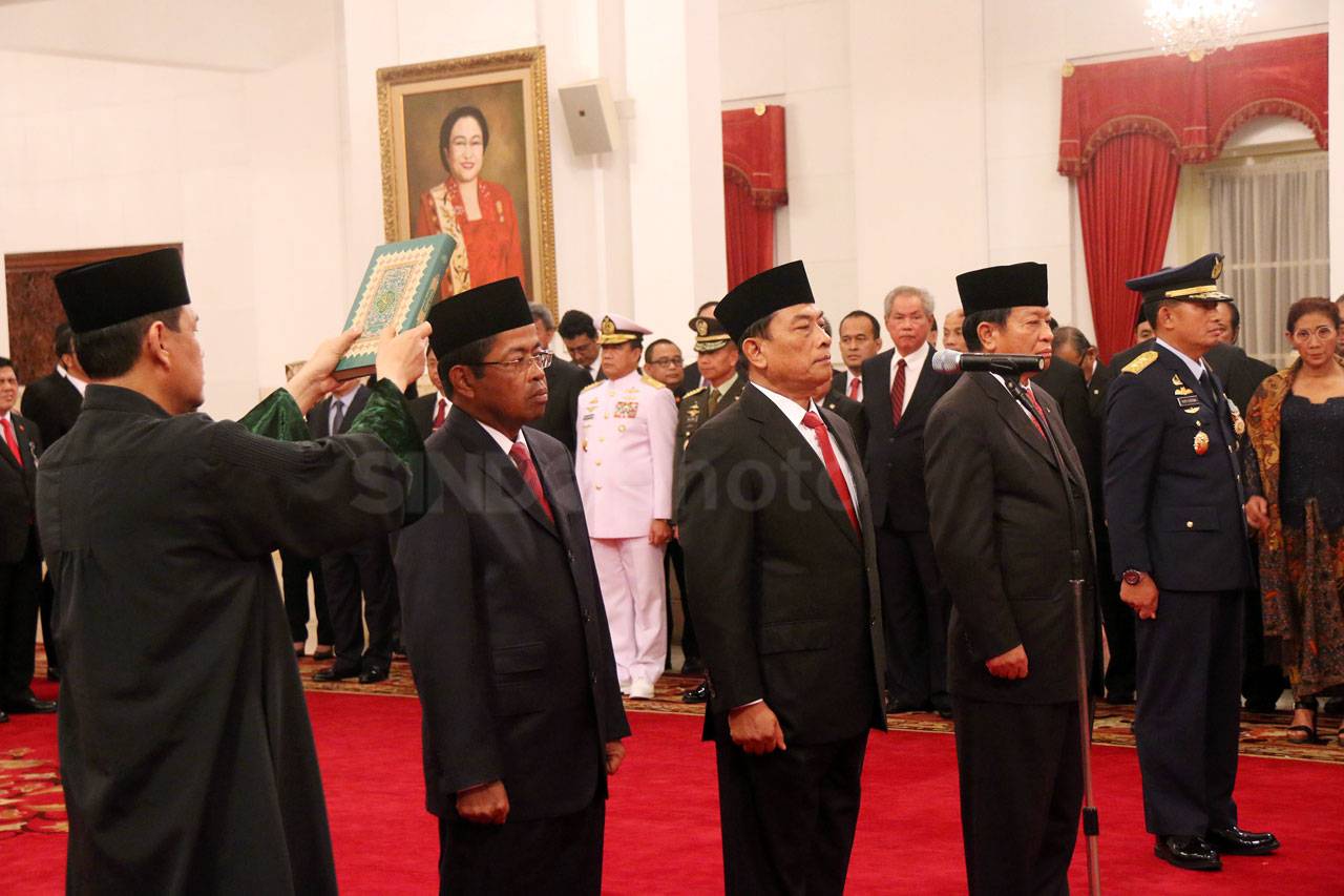 Presiden Jokowi Lantik...