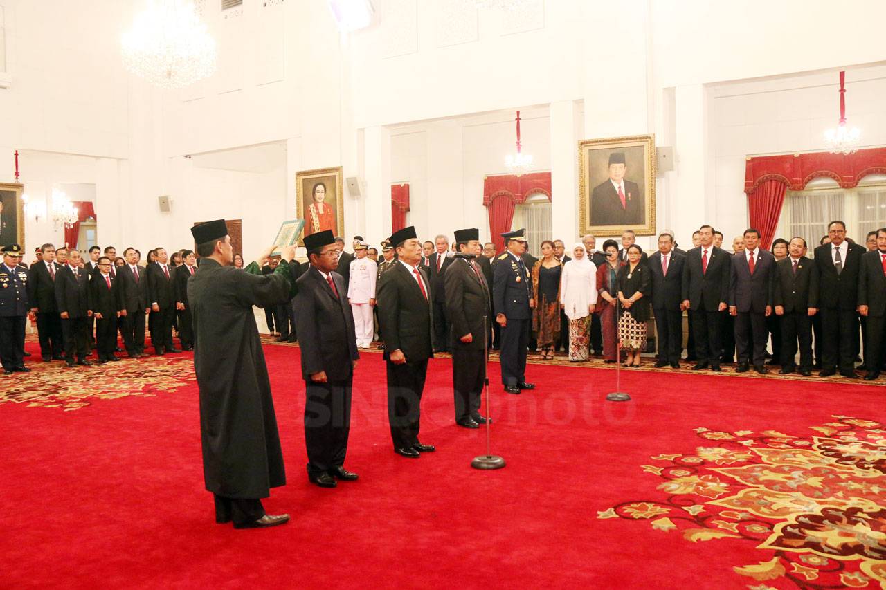Presiden Jokowi Lantik...